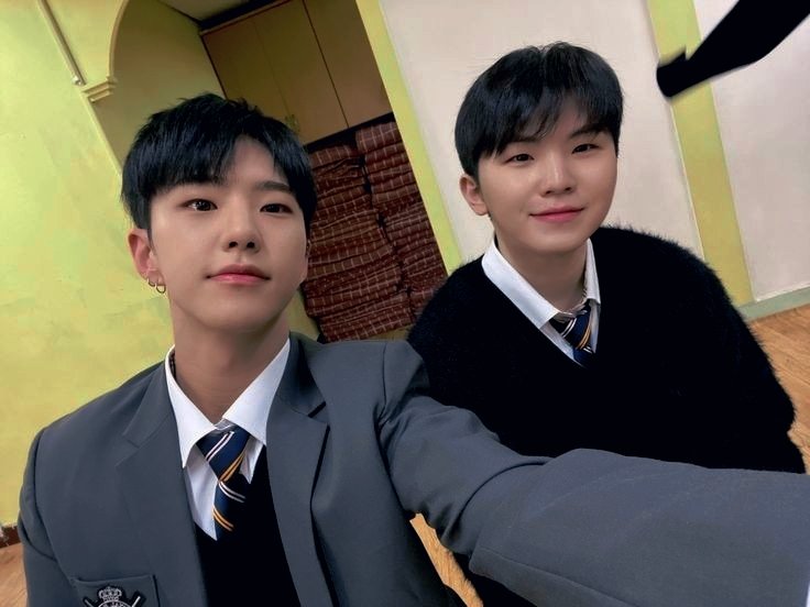 shuaverso's tweet photo. soonhoon o.s | S00ny0ung tiene que ir a la guerra y Jih00n no sabe si va a volverlo a ver https://t.co/m3RMbb05oO