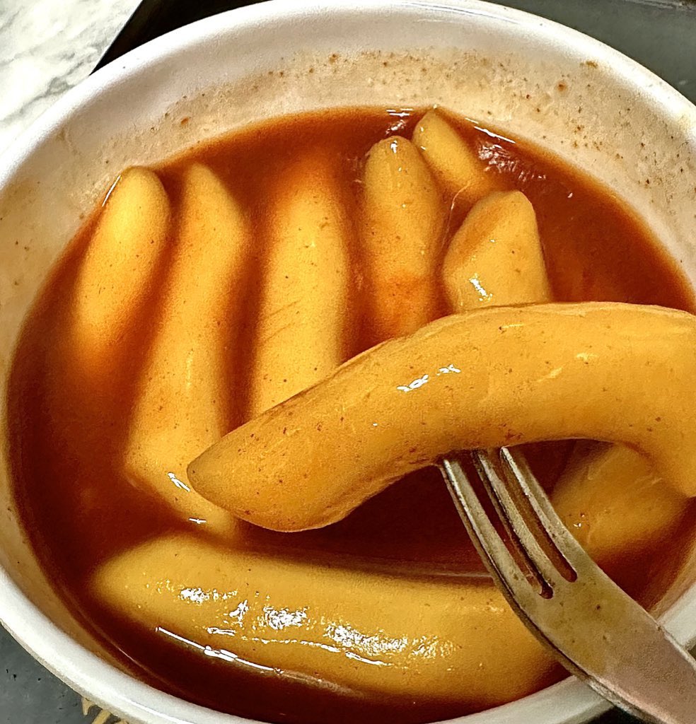 kkinizip's tweet photo. 윤기촤르르..분식집떡볶이...1400원... https://t.co/PRii8nyaQA