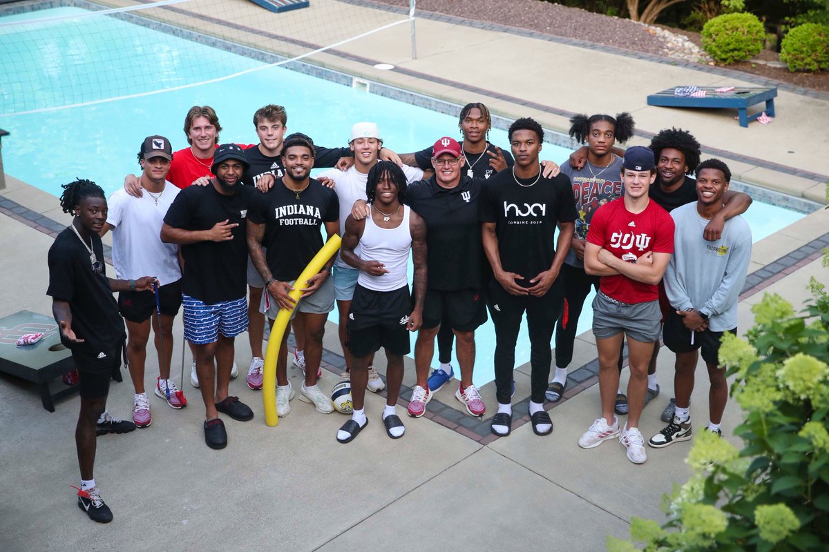 Another Awesome Night with our players!!! Really enjoyed being with our WR’s! Special Group. Lots of fun and lots of laughs!! #LEO #TeamBuilding