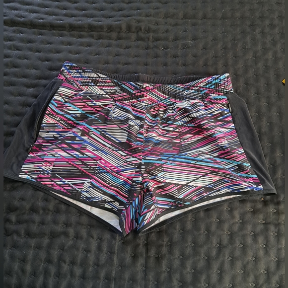 DarleeC2's tweet photo. So good I had to share! Check out all the items I'm loving on @Poshmarkapp #poshmark #fashion #style #shopmycloset #underarmour #fabletics #nike: https://t.co/vlKCotvB2S https://t.co/xlIWnMvlRI