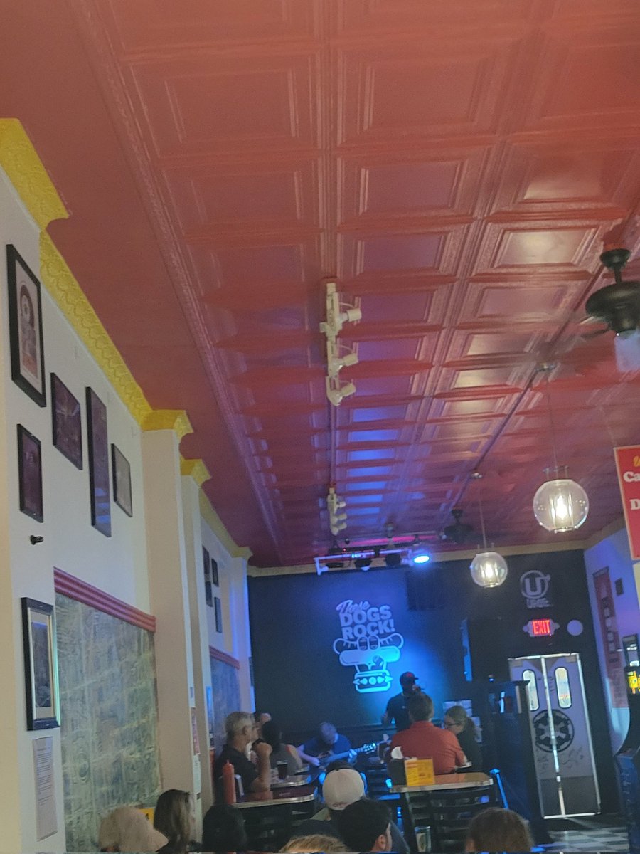 tazzman22's tweet photo. After amazing dogs & #beer here listening to #SteveEwing play & sing great tunes @steveshotdogs 🍻 https://t.co/nZ6gvO5LNm