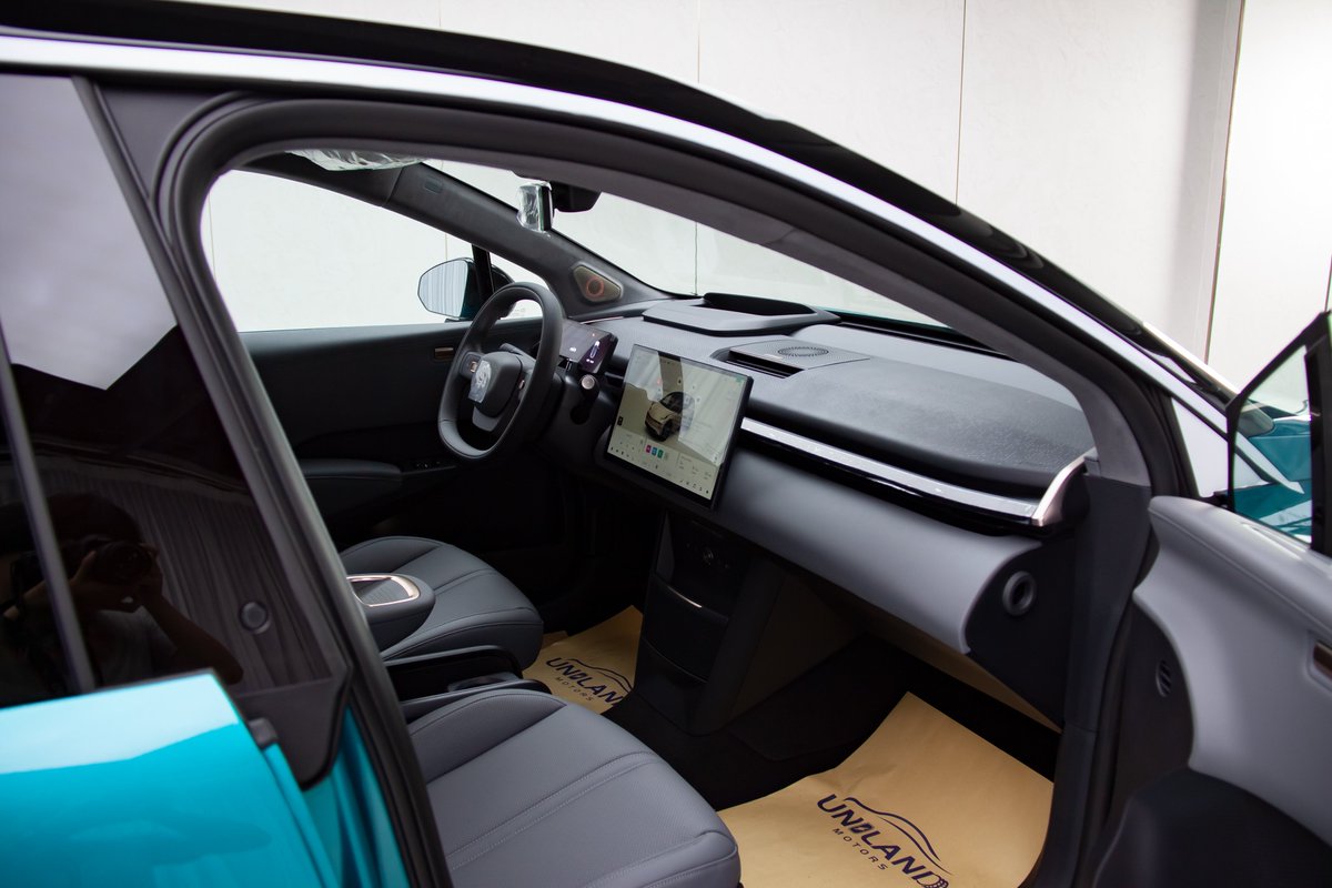 MotorsUniland's tweet photo. Zeekr X 5-seat. Compared to the 4-seat version, the centre screen of the 5-seat version cannot be slid in motion. The front seats cannot be fully reclined. The price is also lower than the 4-seat version.
#zeekr #zeekrx #zeekr001 #ev #suv #electriccar
#evexporter https://t.co/pOyWKykGqa