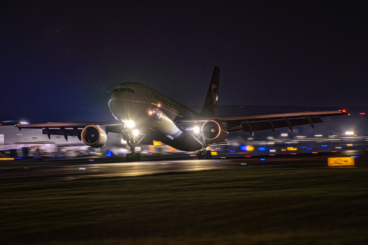 jmrutl01's tweet photo. #N159UP a UPS Airlines A300 arriving as #UPS797 from ELP to SDF last night 07/11/2023.
#avgeek #upsairlines #nightphotography #nikon #airbus #worldport #flylouisville #louisville #aviation https://t.co/g8XBYMBRY9