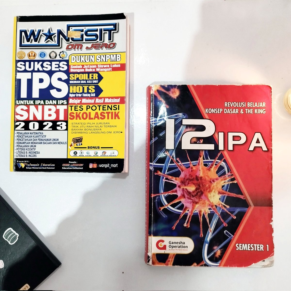 bubblebathbloop's tweet image. *✧･ﾟ.*HIBAH BUKUೃ࿔₊•
hi all, aku mau bagiin buku" yang ku pake buat bljr snbt kmrin(｡•̀ᴗ-)✧
&amp;gt;like/rt dan reply mau buku yang mana &amp;amp; alesan klian butuh buku itu, oiya aku minta doanya smoga AKU LOLOS UM CBT UGM yaa, pengumuman hari ini jam 3 soree, mintaa doanyaa, mksie💗