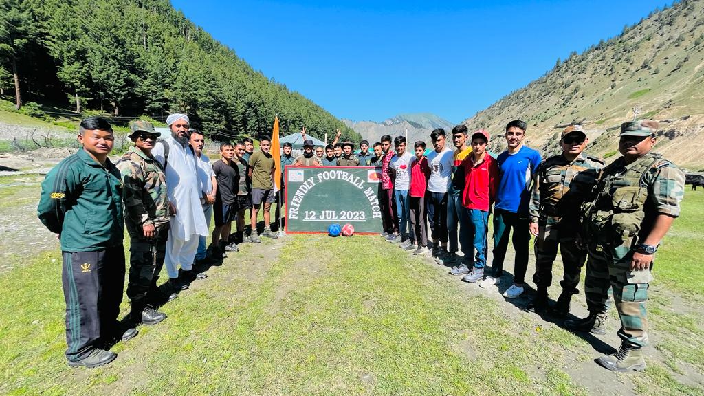 ChinarcorpsIA's tweet photo. To encourage budding talent, physical fitness & #sports spirit among local #youth, #ChinarWarriors organised a 10 days #football workshop at Jurniyal, #Gurez from 01 - 10 Jul 23. The event witnessed #young talent actively participating in the workshop to hone their skills under trained football coaches.  

#Kashmir
@adgpi
@NorthernComd_IA
@OfficeOfLGJandK