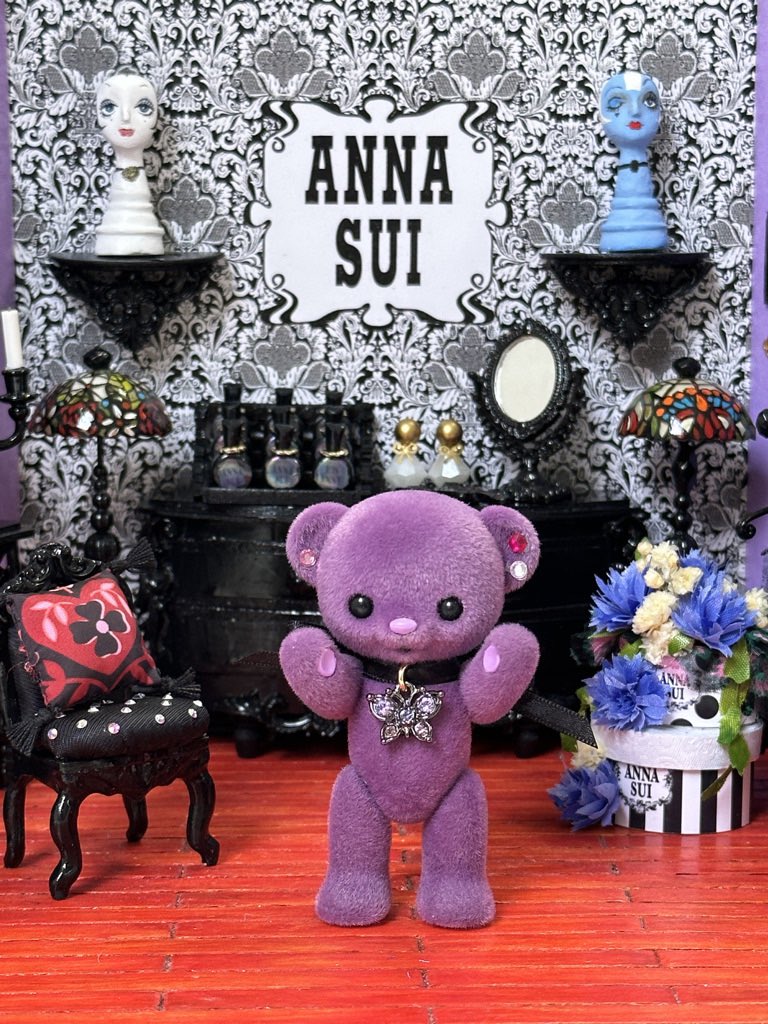 手のひらにおさまる身長 6.5cm の小さなクマのフィギュア「 ハニーベア