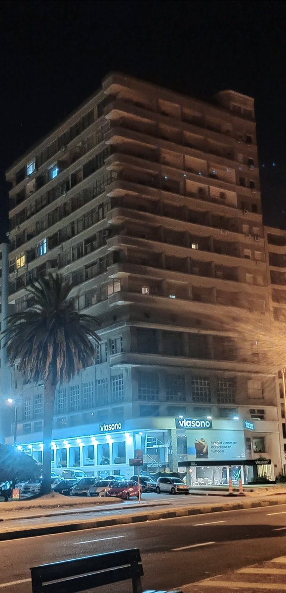 JohnRingoPaul's tweet photo. ¿Sabían que en tiempos de crisis hidrica, este nonagenario edificio -el más añejo de la rambla de Pocitos- y que supo ser hotel en los últimos años dorados del balneario, fue construido sobre un manantial del cual se sirve de un agua exquisita y que prescinde del servicio de OSE? https://t.co/O5iWQPL145