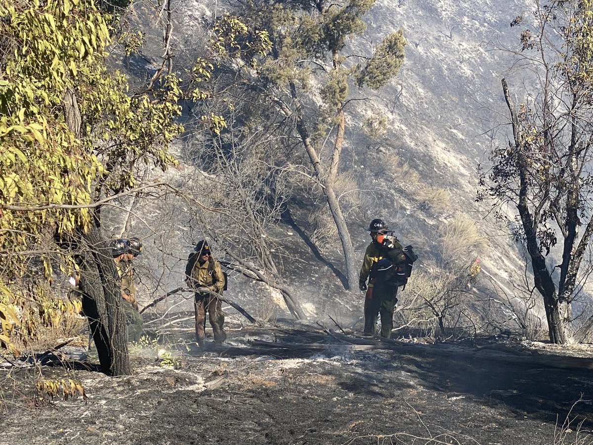 #DryFire - Containment jumps to 90%, as firefighters continue to build and improve fire lines. Very little smoke visible, no threat to the community. @SCVSHERIFF @LACoFDPIO