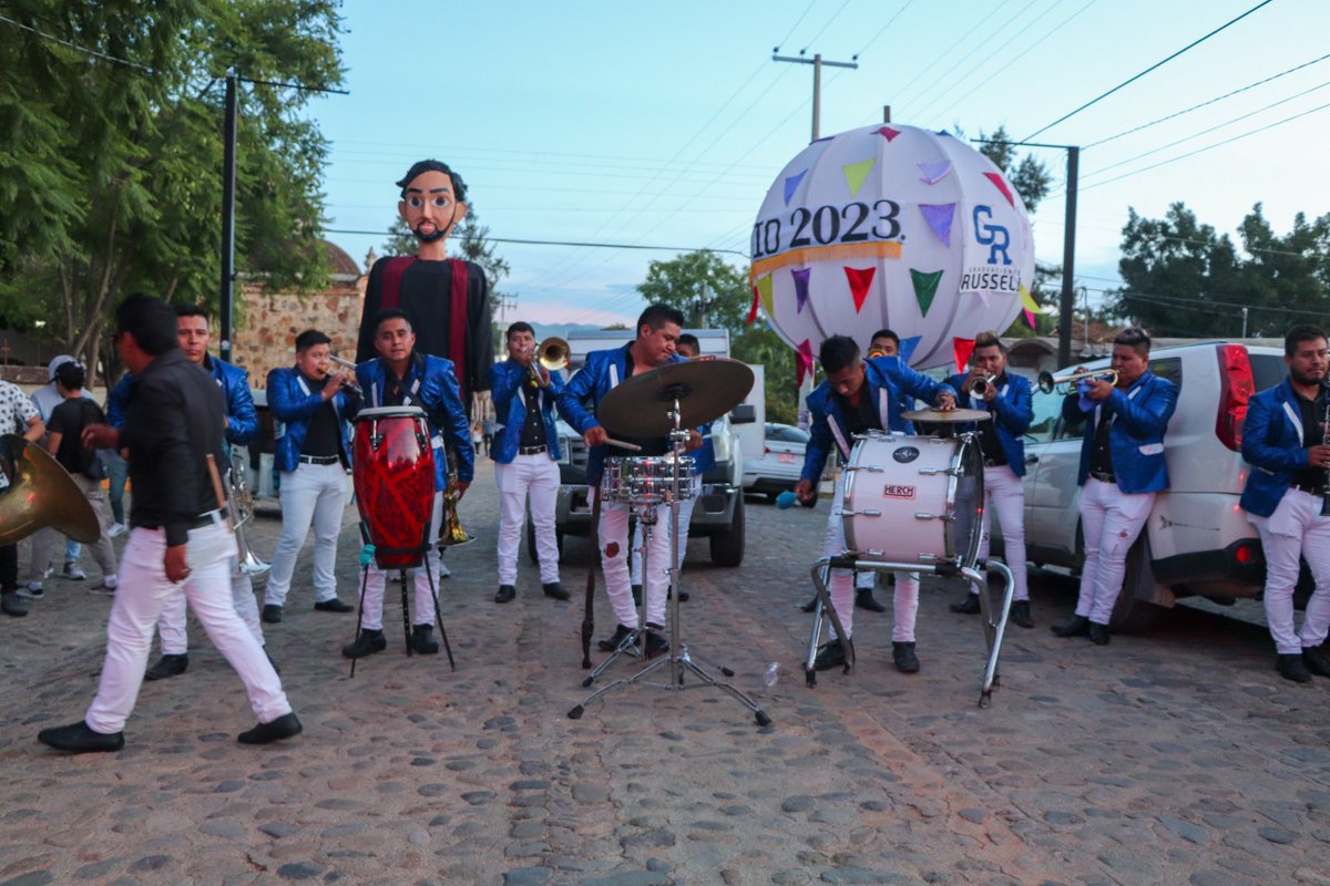 IEEPOGobOax's tweet photo. Con calenda y emotiva ceremonia, la #ENBIO que contribuye a preservar la riqueza cultural de Oaxaca, efectuó la clausura de la generación 2019-2023 de las Licenciaturas en Educación Preescolar y Primaria. Asistieron representantes del IEEPO.
¡Felicidades a los 74 nuevos docentes! https://t.co/7wXfC9oTXh