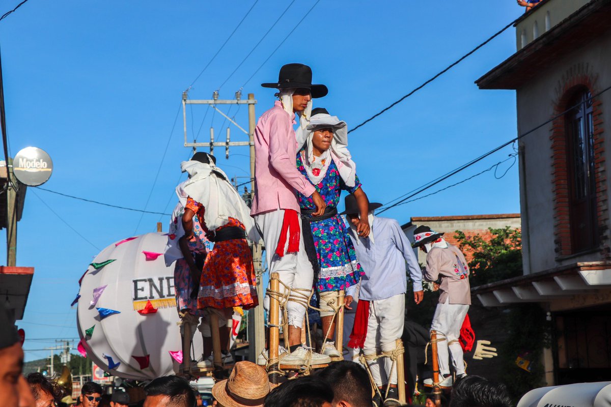 IEEPOGobOax's tweet photo. Con calenda y emotiva ceremonia, la #ENBIO que contribuye a preservar la riqueza cultural de Oaxaca, efectuó la clausura de la generación 2019-2023 de las Licenciaturas en Educación Preescolar y Primaria. Asistieron representantes del IEEPO.
¡Felicidades a los 74 nuevos docentes! https://t.co/7wXfC9oTXh