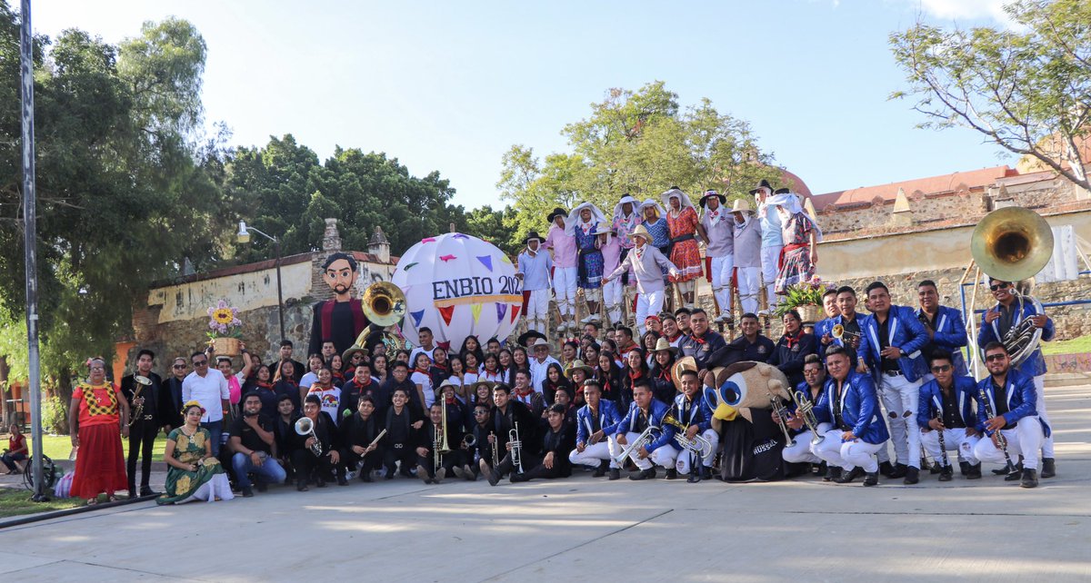 IEEPOGobOax's tweet photo. Con calenda y emotiva ceremonia, la #ENBIO que contribuye a preservar la riqueza cultural de Oaxaca, efectuó la clausura de la generación 2019-2023 de las Licenciaturas en Educación Preescolar y Primaria. Asistieron representantes del IEEPO.
¡Felicidades a los 74 nuevos docentes! https://t.co/7wXfC9oTXh