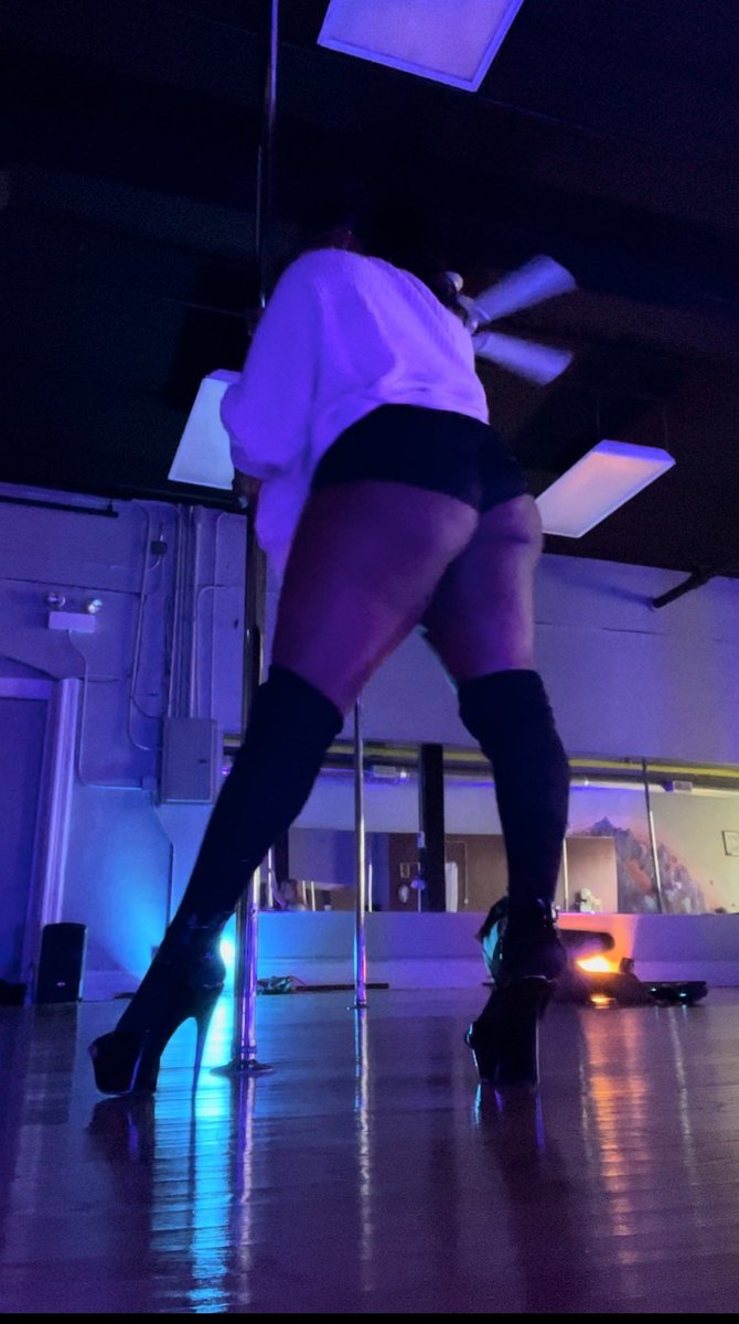 GanjaGodess2890's tweet photo. Like the view ππππ¨
#pocstoners #poleconditioning #poletricks #pocpoledancers #happyhumpday #stonerbabe #pleasers #youlike https://t.co/kqBThqujSJ