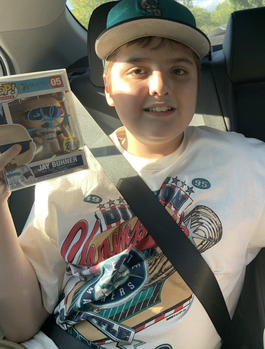 M_Bleezie13's tweet image. Boom💥 The #Bone #JayBuhner signed his @OriginalFunko for Dacien after he had taken ask specially for “Permission” pop no. 2 signed from the @Mariners HOF!! So stoked for the last 2 #Refractor for jay’s catalog from @Topps and Bowman! 3 generations of M’s fans! Bad 2 the Bone 🦴