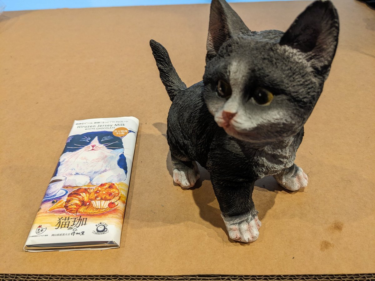 ハチワレにゃんこ置き物とハチワレにゃんこチョコレート。