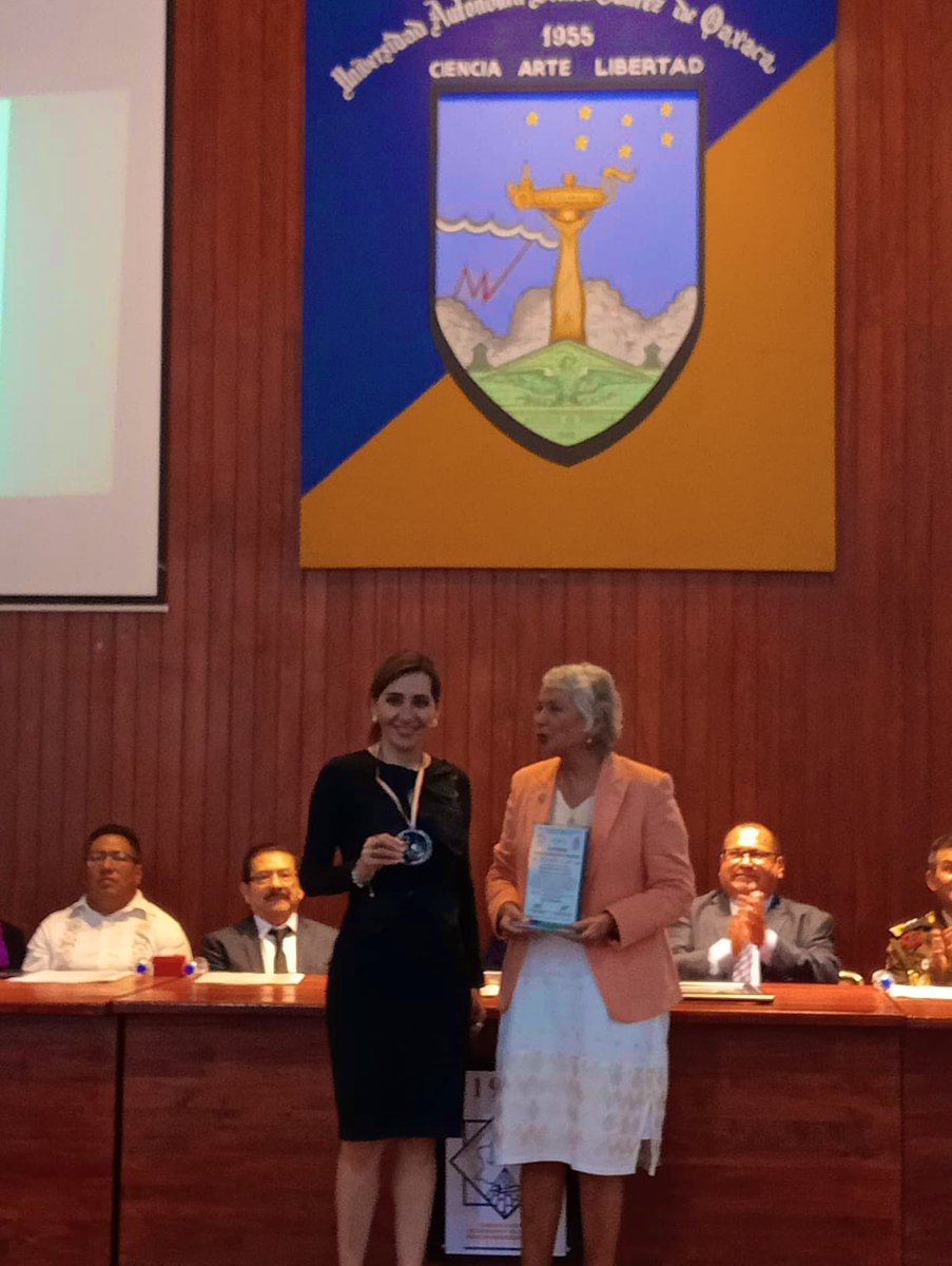 Acompañé a mi hna. <a href="/gdcoax/">Guadalupe Díaz Carranza</a> a recibir la Medalla “Benito Juárez” que le otorgó <a href="/OaxBarrAbogados/">Barra de Abogados</a>. 

Es la primera mujer en recibirla.

La Sen. <a href="/M_OlgaSCordero/">Olga Sánchez Cordero</a> destacó la relevancia de su esfuerzo.

Me enorgullece que en #Oaxaca se le reconozca su trabajo en favor del <a href="/notariadomex/">Notariado Mexicano</a>