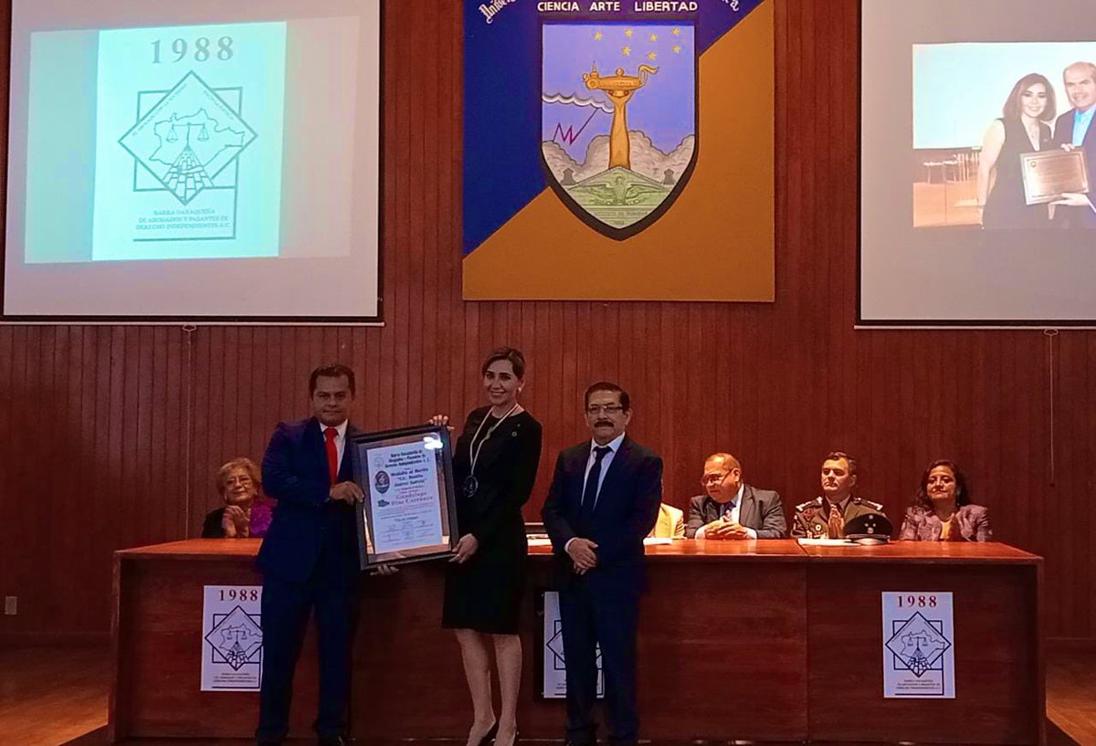 JCDCarranza's tweet photo. Acompañé a mi hna. @gdcoax a recibir la Medalla “Benito Juárez” que le otorgó @OaxBarrAbogados. 

Es la primera mujer en recibirla.

La Sen. @M_OlgaSCordero destacó la relevancia de su esfuerzo.

Me enorgullece que en #Oaxaca se le reconozca su trabajo en favor del @notariadomex https://t.co/hr4nrWSEl1