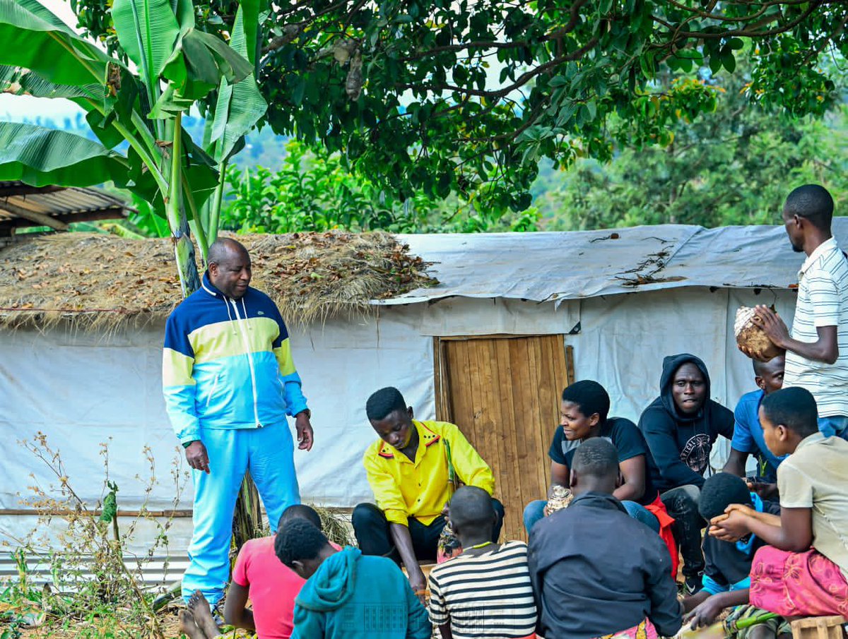 NtareHouse's tweet photo. #Burundi Mettant à profit le congé gouvernemental, SE @GeneralNeva a visité plusieurs projets de développement initiés par des natifs des collines Rutegama et Kibogoye de la commune Giheta. Il a salué l’adoption des techniques modernes agro-pastorales pour améliorer le rendement. https://t.co/8sJHVYhHZ6