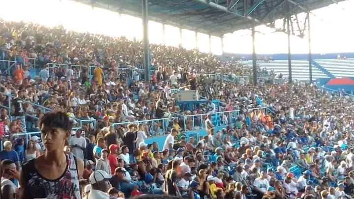 lisaracorona1's tweet photo. El Coloso del #Cerro 🔑 acogió al pueblo capitalino que fue a homenajear al número 55 de Industriales💙 Emotivo acto de despedida presidido por las principales autoridades de #LaHabanaDeTodos 🇨🇺⭐
.
.
#70Moncada https://t.co/NZ2I7qvIev