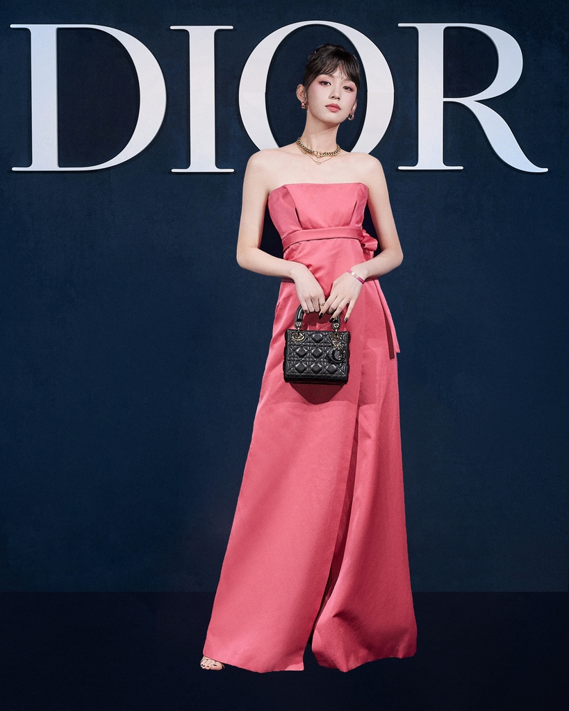 In rani pink radzimir from #DiorFall23, actress and House friend Zhou Ye arrived to take her seat at the #DiorAW23 by Maria Grazia Chiuri repeat show on.dior.com/aw23-24-repeat which took place in Shenzhen, China.
#StarsinDior