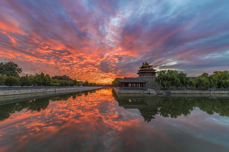 simontourcom's tweet photo. The Forbidden City in Beijing, China, once served as the palace for 24 emperors during the Ming and Qing Dynasties (1368 - 1911). Surrounded by a 52-meter-wide moat and a 10-meter-high wall are more than 8,700 rooms. Listed by UNESCO as a World Cultural Heritage Site in 1987. https://t.co/S39cVPDgsb