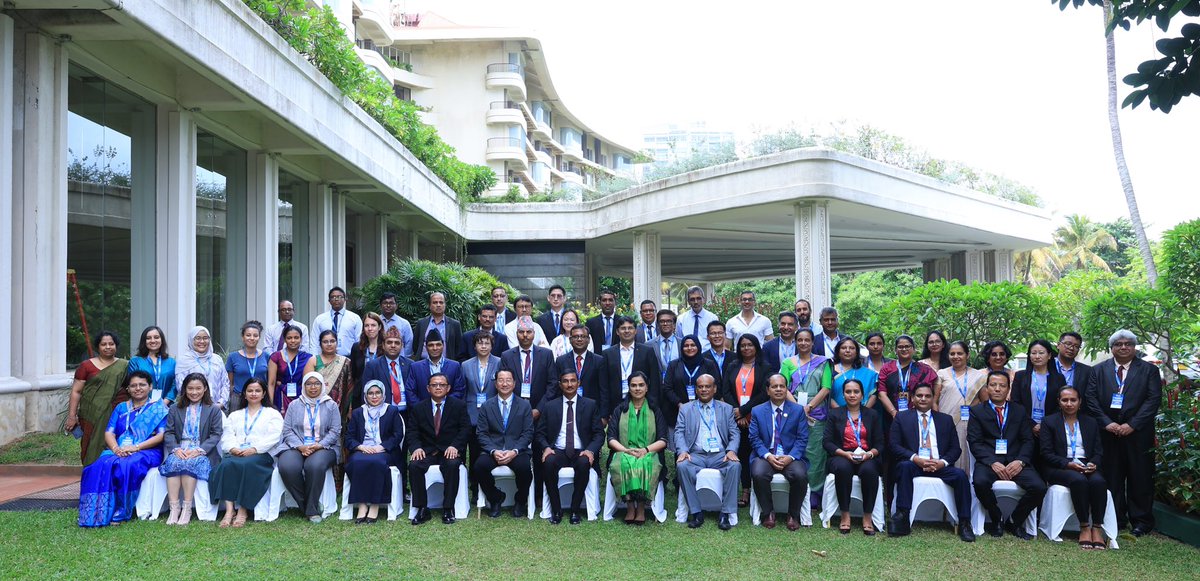 drsitu's tweet photo. Just had an incredible experience representing the #MedicalHumanities movement in 🇮🇳 at the @WHOSEARO Regional Workshop on Evaluation of the SEAR decade for #HRH strengthening &amp; Integration of medical humanities into HRH education &amp; development in Colombo @WHOSriLanka. 1/ #MedHum https://t.co/qaCmOVPdLb