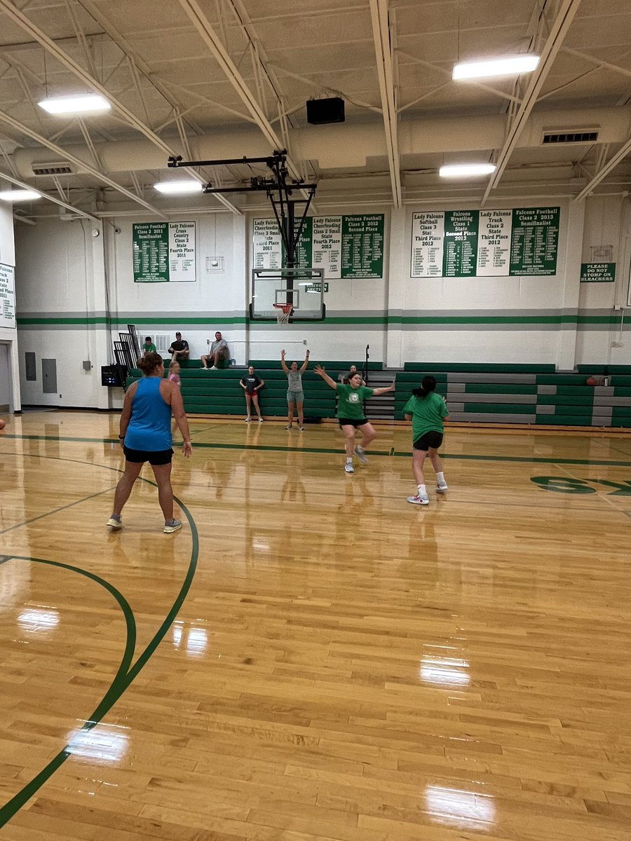 LadyFlcnHoops's tweet photo. Another fun night at Jr Falcon open gym!! https://t.co/OwhfFBjQ4N