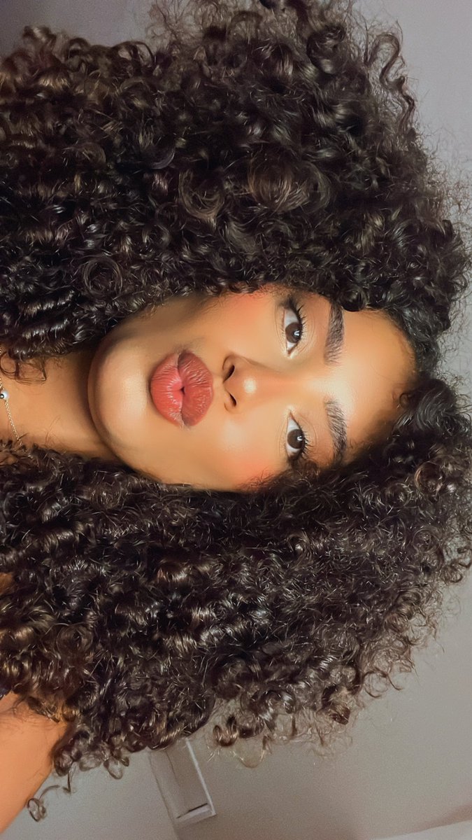 Senpai💦🔞 on Twitter: "RT @curlygardens: You know I smell good"