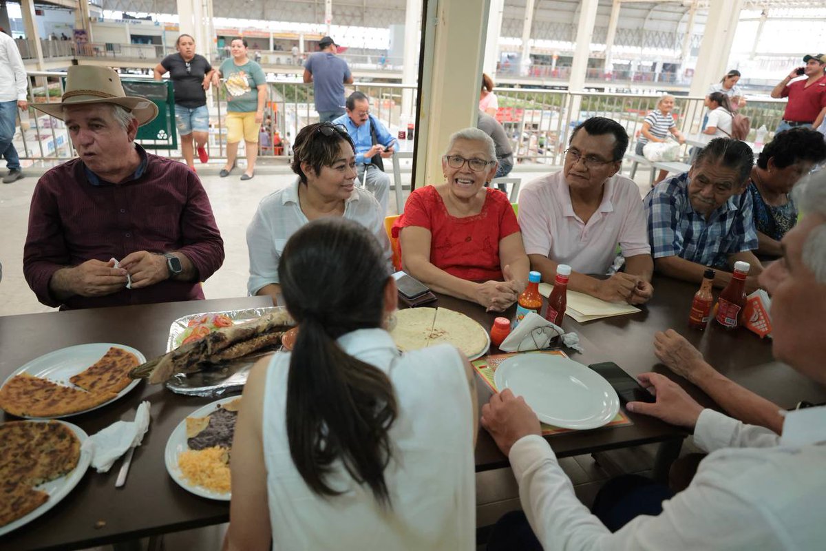En el Mercado Pino Suárez en Villahermosa, Tabasco, comimos carne deshebrada con chaya y tomamos agua de matalí. 
Platicamos de las problemáticas con los representantes de diversas áreas de ese centro de abasto. 
Gracias por la charla, me llevo los apuntes en mi libreta.