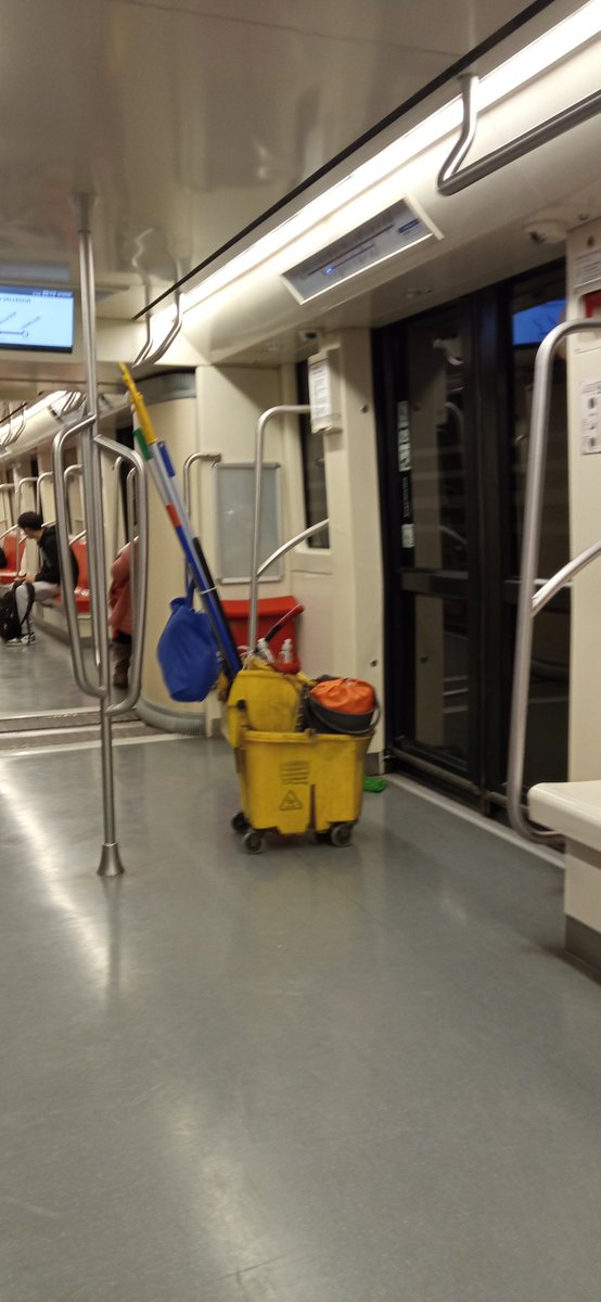 Ismaelvial's tweet photo. @metrodesantiago señores de metro se quedó carro arriba de tren dirección metro cerrillos, carro número 2123 esto es a las 22:14 hrs. La persona no alcanzo a bajarlo para que lo guarden cuando lo reclamen https://t.co/9zyvVNkoh6