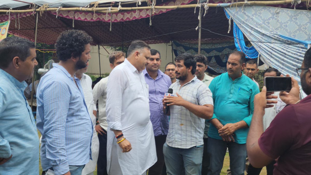 MLAKuldeepVats's tweet photo. हरियाणा सरकार अपनी हठधर्मिता को छोड़कर धरने पर बैठे क्लर्क कर्मचारियों की माँग को पूरा करे। मैंने विधानसभा सत्र के दौरान भी  उनकी माँगो को पूरा करने की बात उठाई थी और आज भी मेरा पूरा समर्थन क्लर्क कर्मचारियों के साथ हैं। 

आज झज्जर स्थित लघु सचिवालय में धरने पर बैठे क्लर्क कर्मचारियों की माँगों को सुनते हुए उन्हें अपना समर्थन दिया और उन्हें पूरा भरोसा दिलाया कि उनके हक़ और सम्मान की लड़ाई मैं सड़क से लेकर सदन तक उठाता रहूँगा।

@INCIndia @kharge @RahulGandhi @priyankagandhi @kcvenugopalmp @BhupinderShooda @BabariaDeepak @INCUdaiBhan @DeependerSHooda @INCHaryana