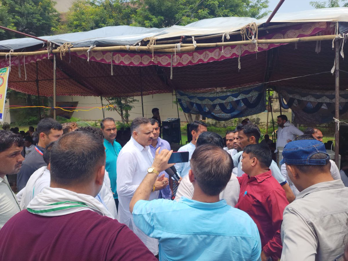 MLAKuldeepVats's tweet photo. हरियाणा सरकार अपनी हठधर्मिता को छोड़कर धरने पर बैठे क्लर्क कर्मचारियों की माँग को पूरा करे। मैंने विधानसभा सत्र के दौरान भी  उनकी माँगो को पूरा करने की बात उठाई थी और आज भी मेरा पूरा समर्थन क्लर्क कर्मचारियों के साथ हैं। 

आज झज्जर स्थित लघु सचिवालय में धरने पर बैठे क्लर्क कर्मचारियों की माँगों को सुनते हुए उन्हें अपना समर्थन दिया और उन्हें पूरा भरोसा दिलाया कि उनके हक़ और सम्मान की लड़ाई मैं सड़क से लेकर सदन तक उठाता रहूँगा।

@INCIndia @kharge @RahulGandhi @priyankagandhi @kcvenugopalmp @BhupinderShooda @BabariaDeepak @INCUdaiBhan @DeependerSHooda @INCHaryana