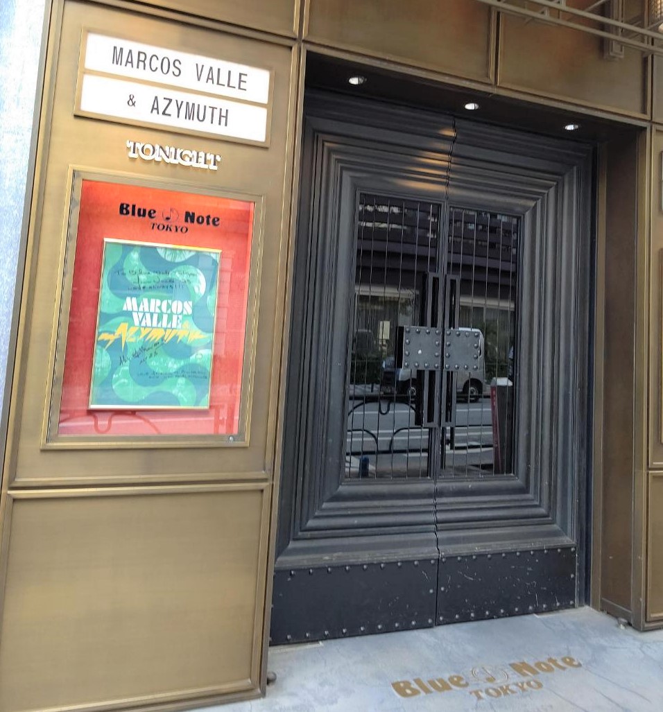 piter2love's tweet image. #MusicTMK
#AZYMUTH 🇧🇷 #MarcosValle  　   
    於：ブルーノート東京 -2⃣

着席レストラン方式、ライブ自体は80分位

Ｔシャツは売切れで販売ナシ、音源はレコードのみサイン入り（今回のﾒﾝﾊﾞｰの）で各3,500円、購入は現金 ｵﾝﾘｰ😅

右下はMヴァーリのピアノ上に置いてあったセトリ😏
.