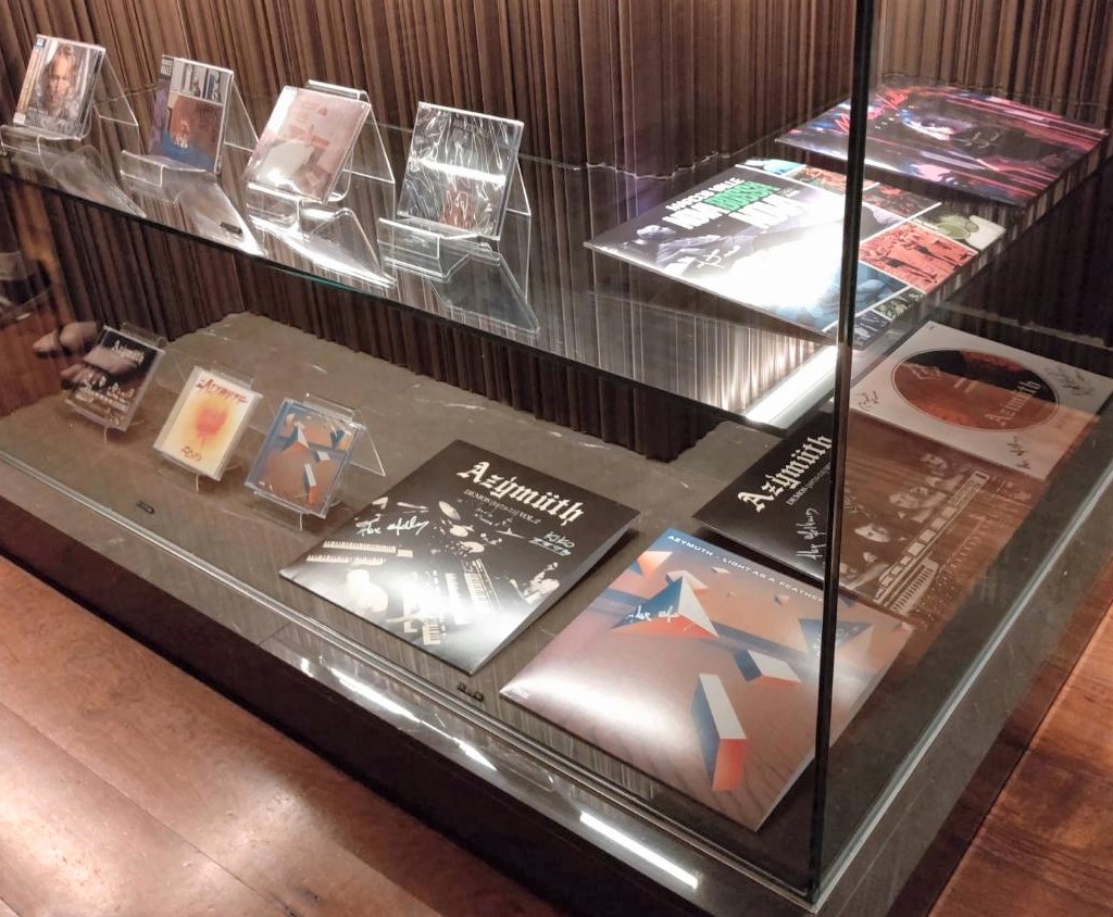 piter2love's tweet image. #MusicTMK
#AZYMUTH 🇧🇷 #MarcosValle  　   
    於：ブルーノート東京 -2⃣

着席レストラン方式、ライブ自体は80分位

Ｔシャツは売切れで販売ナシ、音源はレコードのみサイン入り（今回のﾒﾝﾊﾞｰの）で各3,500円、購入は現金 ｵﾝﾘｰ😅

右下はMヴァーリのピアノ上に置いてあったセトリ😏
.