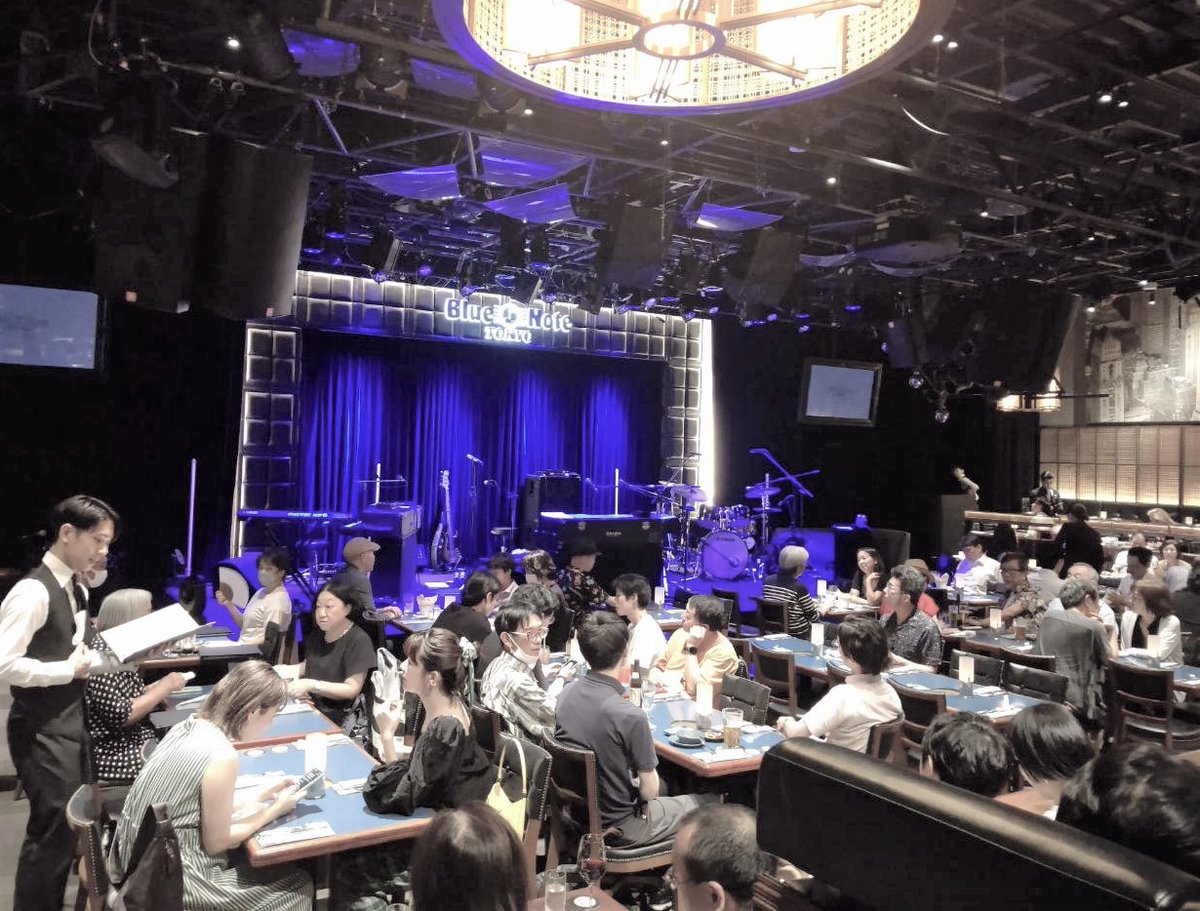 piter2love's tweet image. #MusicTMK
#AZYMUTH 🇧🇷 #MarcosValle  　   
    於：ブルーノート東京 -2⃣

着席レストラン方式、ライブ自体は80分位

Ｔシャツは売切れで販売ナシ、音源はレコードのみサイン入り（今回のﾒﾝﾊﾞｰの）で各3,500円、購入は現金 ｵﾝﾘｰ😅

右下はMヴァーリのピアノ上に置いてあったセトリ😏
.