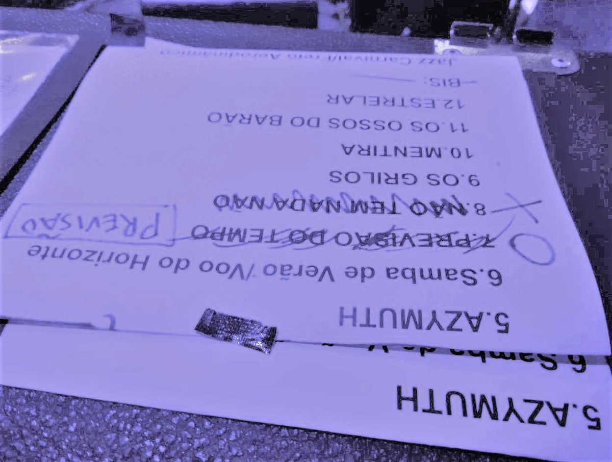 piter2love's tweet image. #MusicTMK
#AZYMUTH 🇧🇷 #MarcosValle  　   
    於：ブルーノート東京 -2⃣

着席レストラン方式、ライブ自体は80分位

Ｔシャツは売切れで販売ナシ、音源はレコードのみサイン入り（今回のﾒﾝﾊﾞｰの）で各3,500円、購入は現金 ｵﾝﾘｰ😅

右下はMヴァーリのピアノ上に置いてあったセトリ😏
.