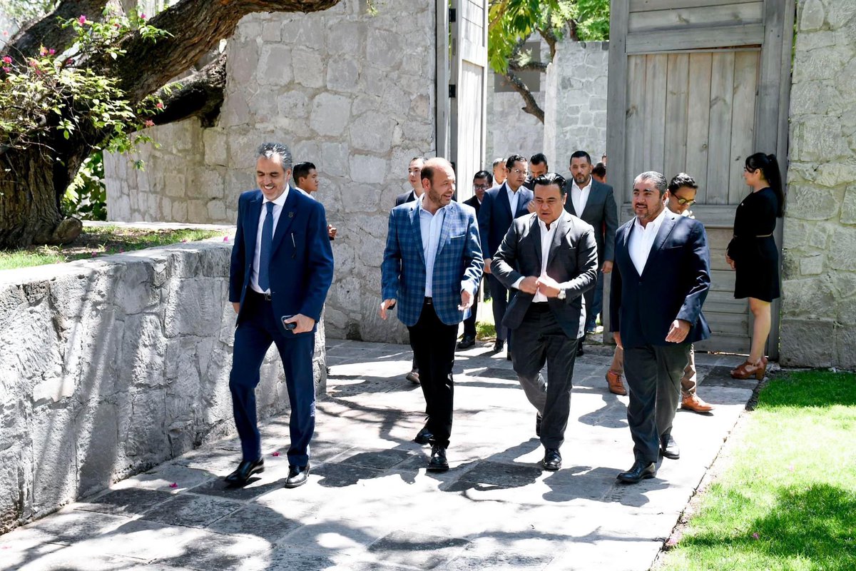 Con motivo del #DíaDelAbogado, tuvimos el gusto de reunirnos con integrantes de los cuatro Colegios y Asociaciones de juristas de Querétaro.  

¡Gracias y muchas felicidades a todas y todos por labor!