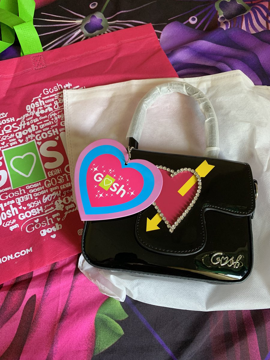 fvggurls's tweet photo. 1. Gosh bag ୭  🧷 ✧ ˚.  ᵎᵎ  🎀
glossy, kesannya mewah bgt dan cocok dipake kemana aja🥹🫶🏻
https://t.co/R5VRrIkaKM https://t.co/eST1FZ7UR3