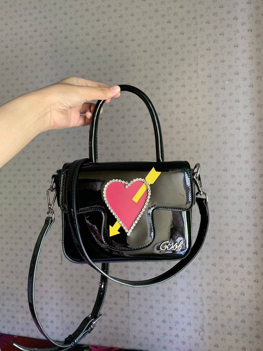 fvggurls's tweet photo. 1. Gosh bag ୭  🧷 ✧ ˚.  ᵎᵎ  🎀
glossy, kesannya mewah bgt dan cocok dipake kemana aja🥹🫶🏻
https://t.co/R5VRrIkaKM https://t.co/eST1FZ7UR3