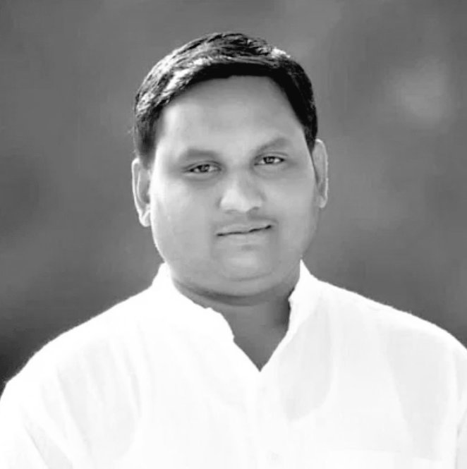 DipikaChavan_'s tweet photo. इगतपुरी-त्र्यंबकेश्वर विधानसभेच्या मा.आ. निर्मलाताई गावित यांचे पुत्र हर्षल गावित यांचे निधन झाल्याची बातमी वेदनादायकआहे.
बागलाण तालुका राष्ट्रवादी काँग्रेस गावित कुटुंबीयांच्या दुःखात अंतःकरणपूर्वक सहभागी आहे. 
हर्षल च्या आत्म्यास चिरशांती लाभो ही ईश्वर चरणी प्रार्थना..! https://t.co/9syKUnffP3