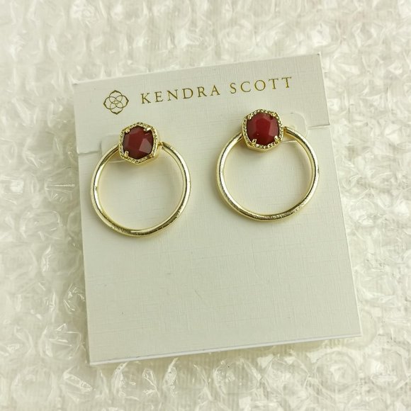 Keepinitretro7's tweet photo. So good I had to share! Check out all the items I'm loving on @Poshmarkapp #poshmark #fashion #style #shopmycloset #kendrascott #nintendo #underarmour: https://t.co/z8espjnQRt https://t.co/9xltOMLUYV