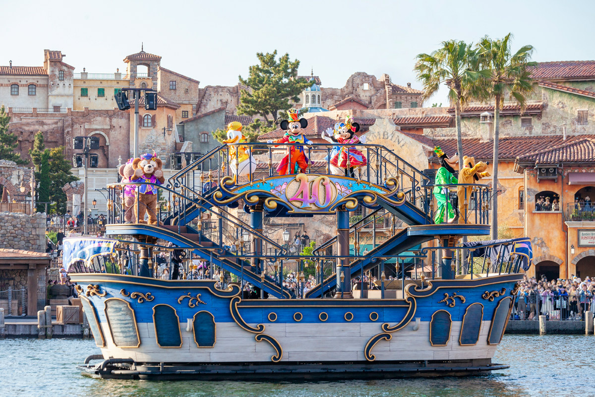 水上グリーティング「レッツ・セレブレイト・ウィズ・カラー」では