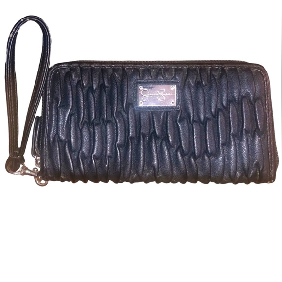 FibroFit's tweet image. So good I had to share! Check out all the items I'm loving on @Poshmarkapp #poshmark #fashion #style #shopmycloset #jessicasimpson #paulsmith #coach: posh.mk/4BjJ4a2boBb