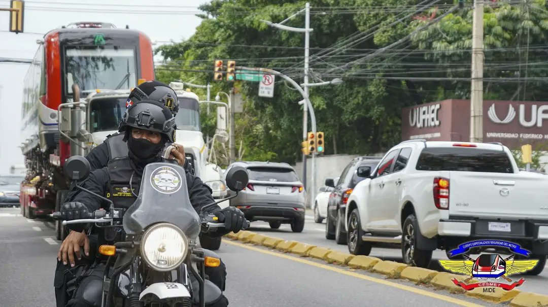 cesmetrd's tweet photo. La Unidad Especial de Reacción Táctica (UERT) del #CESMETRD, custodia los primeros 6 vagones destinados a aumentar la capacidad del Metro y Teleférico de Santo Domingo. https://t.co/NUpAJ67P7b
