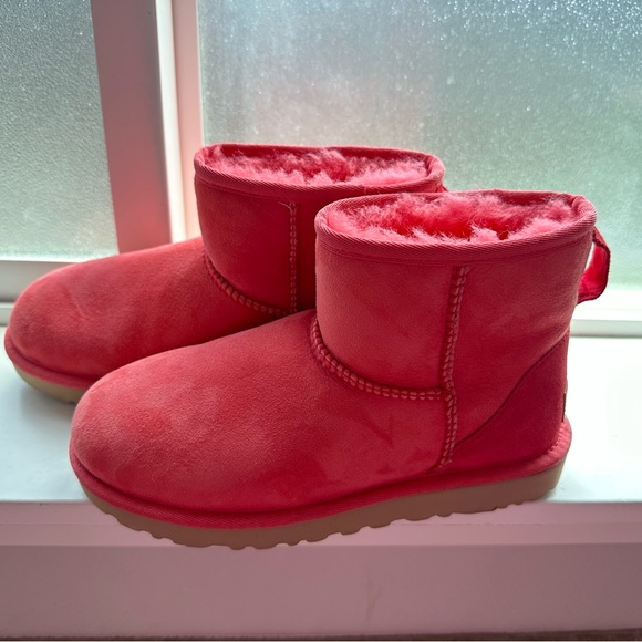 michele_loveday's tweet photo. So good I had to share! Check out all the items I'm loving on @Poshmarkapp #poshmark #fashion #style #shopmycloset #ugg: https://t.co/Tc8hx0jnyU https://t.co/Ov78mZQTf4