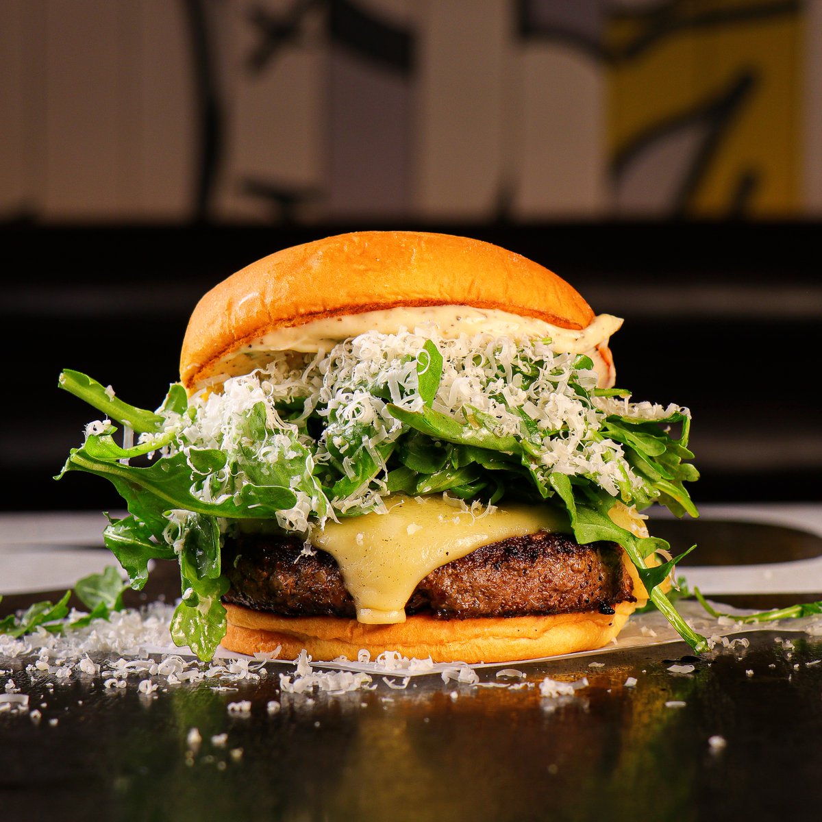 THE BLACK TRUFFLE BURGER 👊🏼 #blacktapthat #wagyu #havarti #arugula #aioli #parmesan #truffleoil #burger #foodie #delish #vegas #venetianvegas #blacktaplv