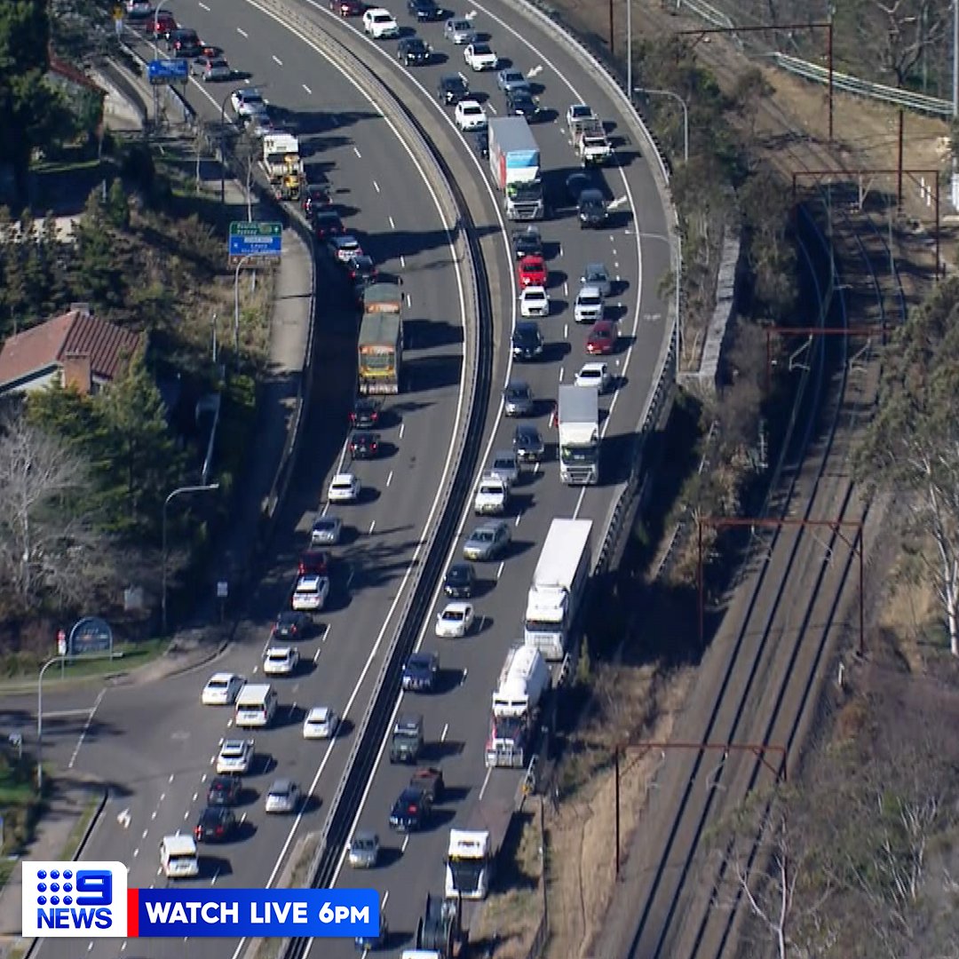 9NewsSyd's tweet image. A police pursuit has seen the Great Western Highway closed in both directions at Woodlands Road in Katoomba.

Motorists advised to avoid the area and expect delays due to heavy traffic. #9News

MORE: nine.social/goy