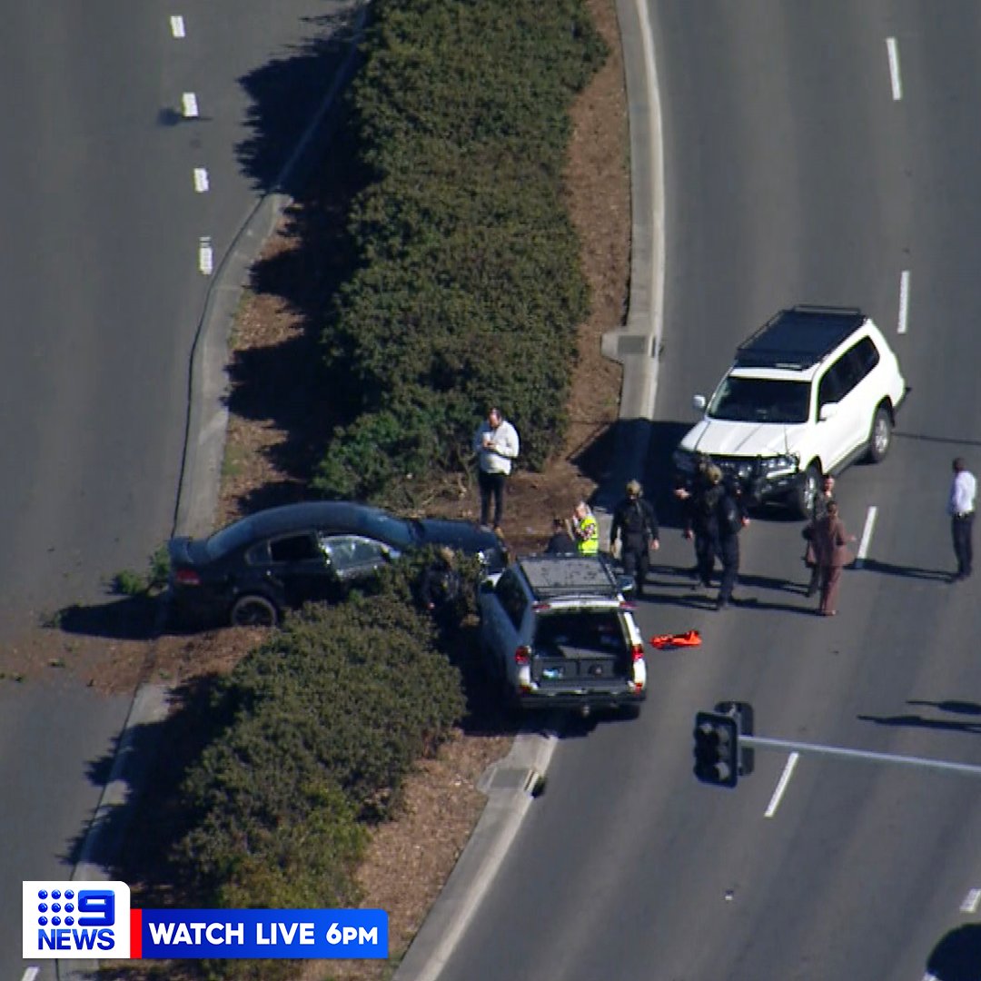9NewsSyd's tweet image. A police pursuit has seen the Great Western Highway closed in both directions at Woodlands Road in Katoomba.

Motorists advised to avoid the area and expect delays due to heavy traffic. #9News

MORE: nine.social/goy