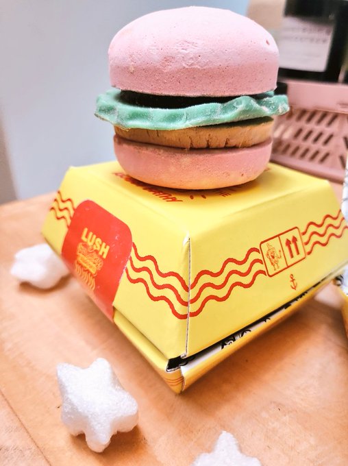 Omfg we got the lush Sponge Bob collab bath bomb and is literally the cutest packaging