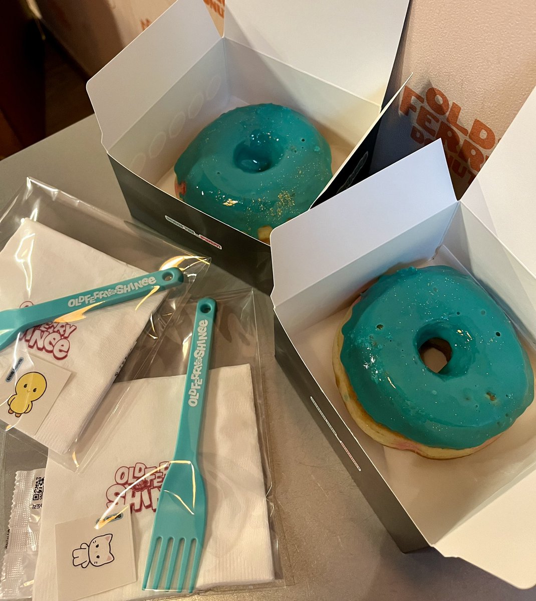 myaong2e's tweet photo. 샤이니 올드페리 도넛 맛🍩

겉면 탕후루..? 느낌 이빨 나갈거같음 
탕후루에서 설탕이 한 세배 느낌임
크림은 새콤하고 라즈베리..? 딸기..? 느낌

일단 난 한 입 먹고 질렸어.. https://t.co/iMIJDYZuwR