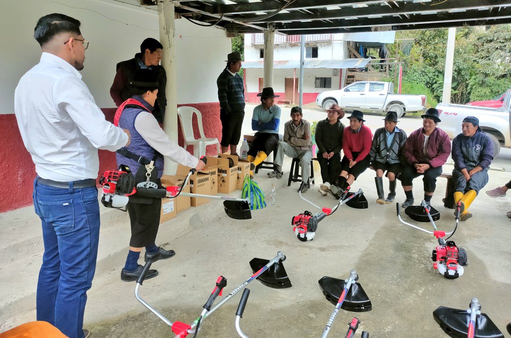 #Loja l En la parroquia #SanLucas📍 entregamos paquetes tecnológicos pecuarios, lo correspondiente a siete motoguadañas, con subvención del 50% del costo comercial. Equipos permiten a los productores optimizar el trabajo que realizan en el campo a través de la innovación.